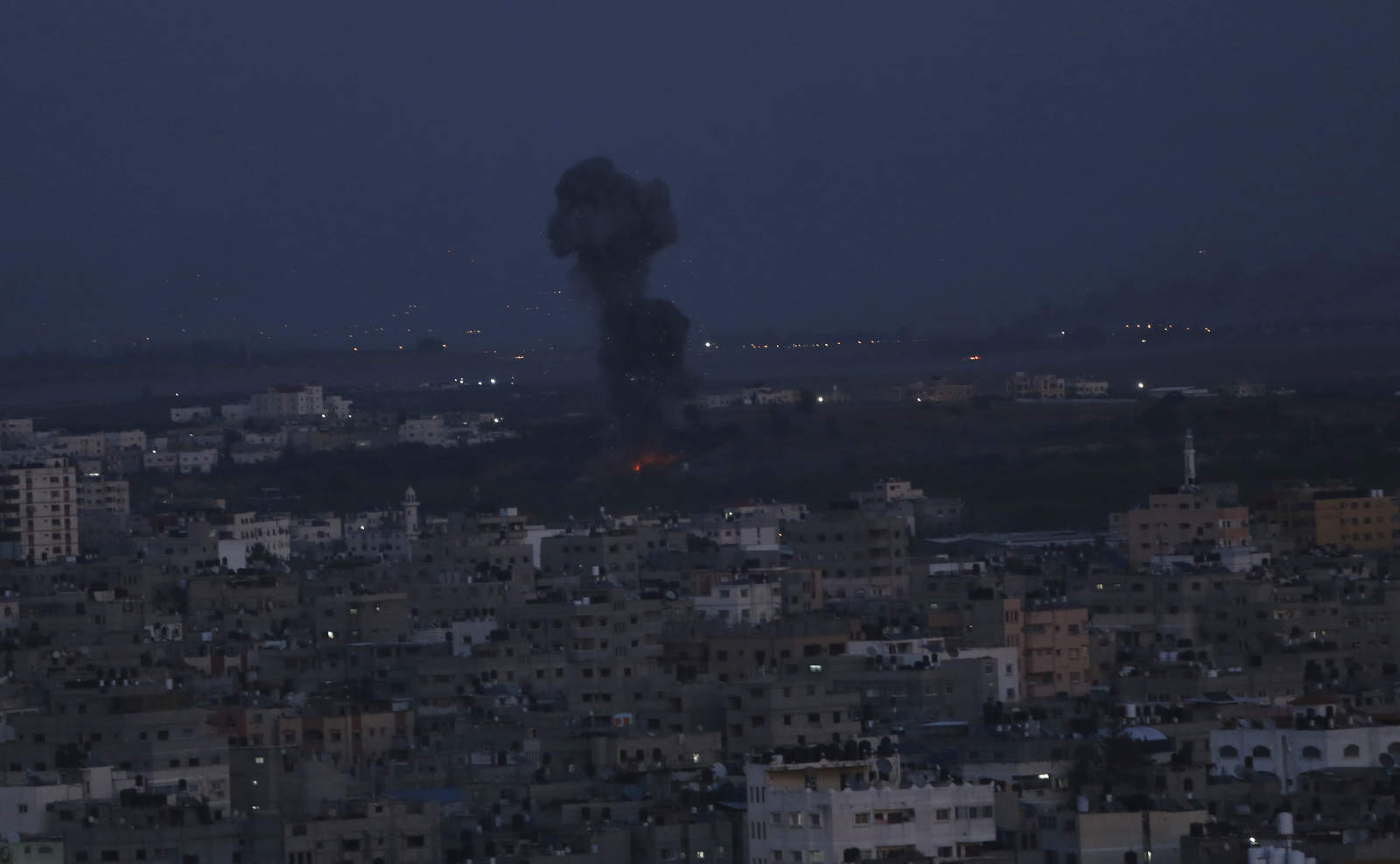 Tres palestinos murieron hoy en los cerca de 20 bombardeos israelíes sobre Gaza en respuesta al lanzamiento de más de 200 cohetes contra Israel que dejaron cerca de una decena de heridos. (AP)