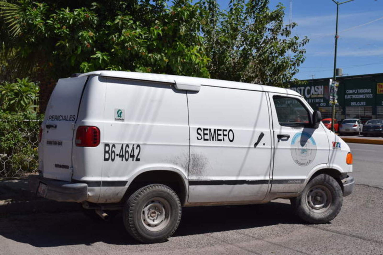 Posteriormente se realizó el levantamiento del cadáver y su traslado al SEMEFO en las instalaciones de la delegación norte I de la FGE en Piedras Negras. (ARCHIVO)