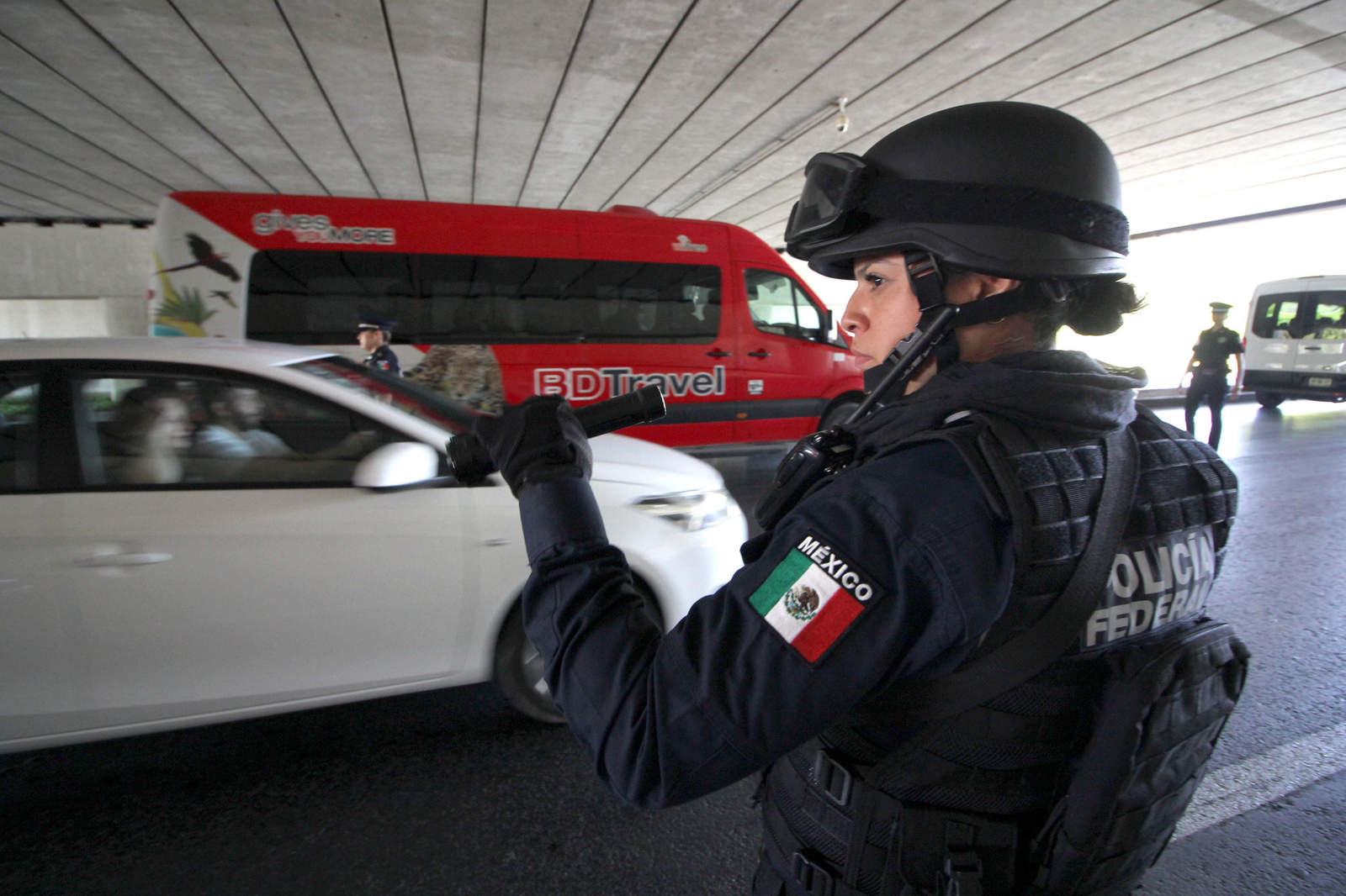 Durante 2017, México contó con el trabajo policial de 384.9 mil elementos a nivel nacional, 76.1 por ciento adscrito a la Policía Preventiva Estatal o Municipal, de los cuales por cada 10 elementos había ocho hombres y dos mujeres. (ARCHIVO)
