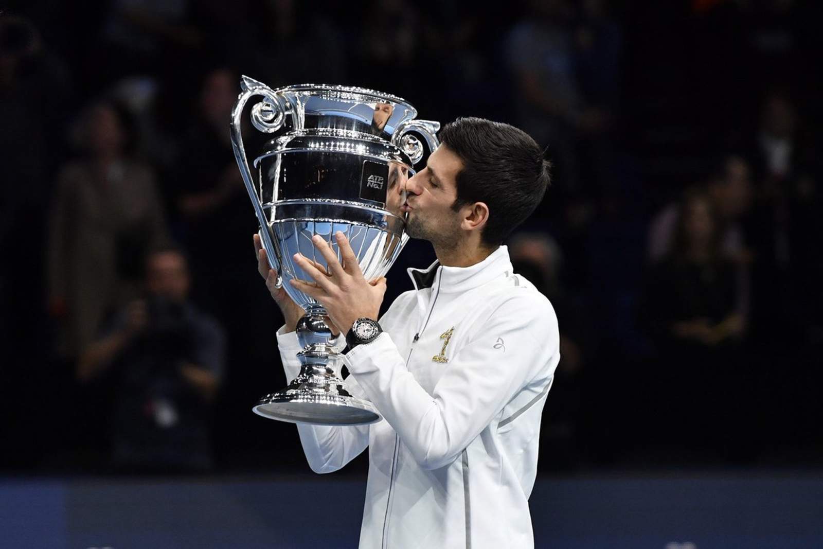 Galardonado el domingo con el trofeo ATP World Tour No 1, que lo acredita como el mejor tenista del año, Djokovic venció en 74 minutos a Isner, quien ingresó al torneo en lugar del español Rafael Nadal. (ESPECIAL)