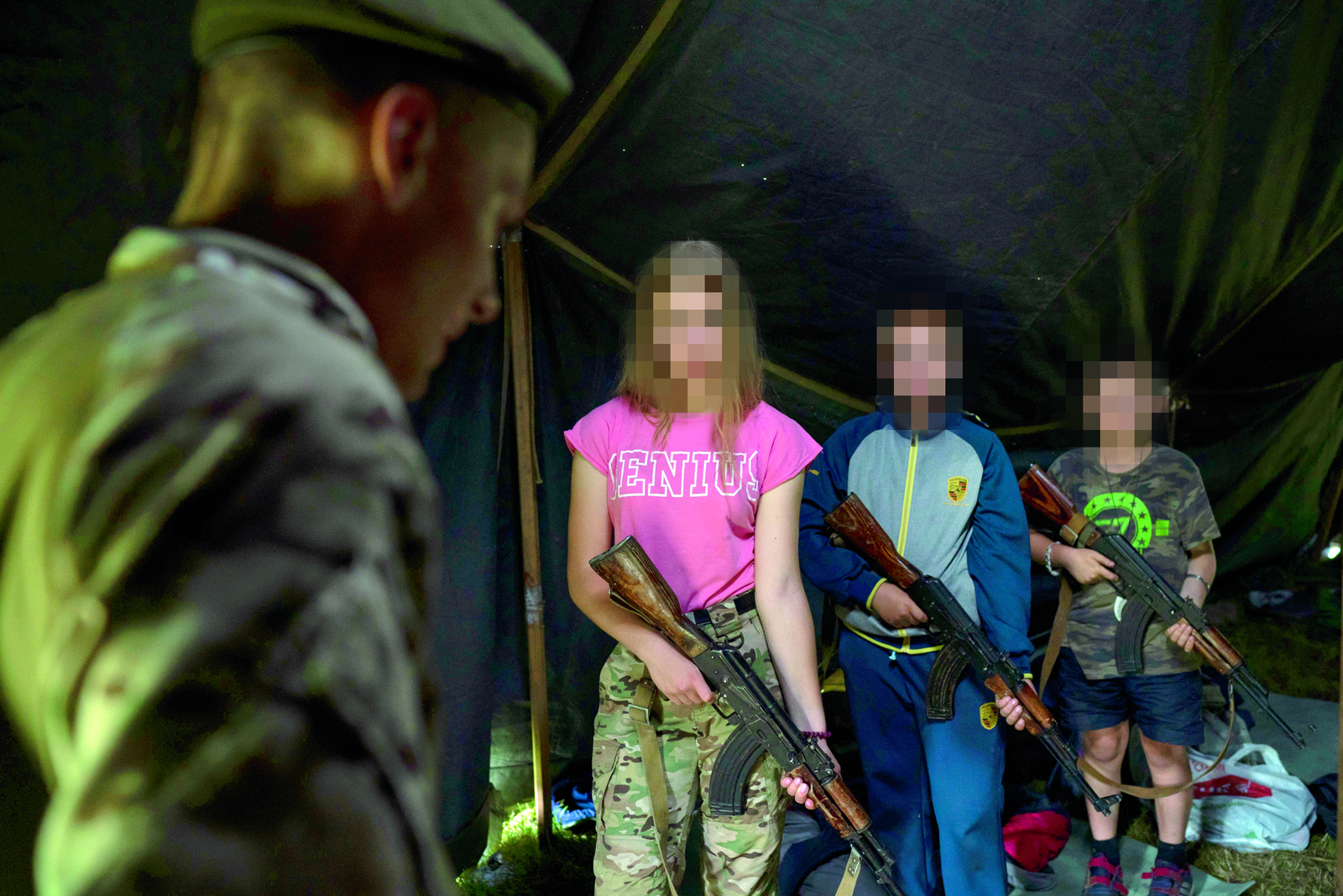 Campamento. Niños y adolescentes son entrenados para defender a Ucrania de los rusos y sus partidarios. (AP)