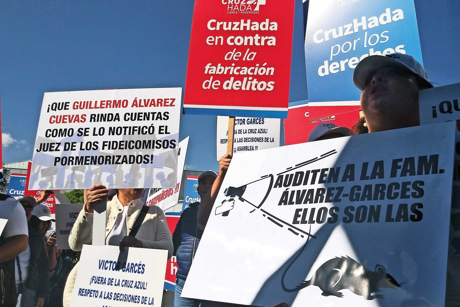 Miembros del movimiento Cruz Hada realizaron una marcha para exigir que las investigaciones de la Cofece se hagan con profundidad en Cruz Azul y la administración que encabeza Guillermo Álvarez Cuevas.