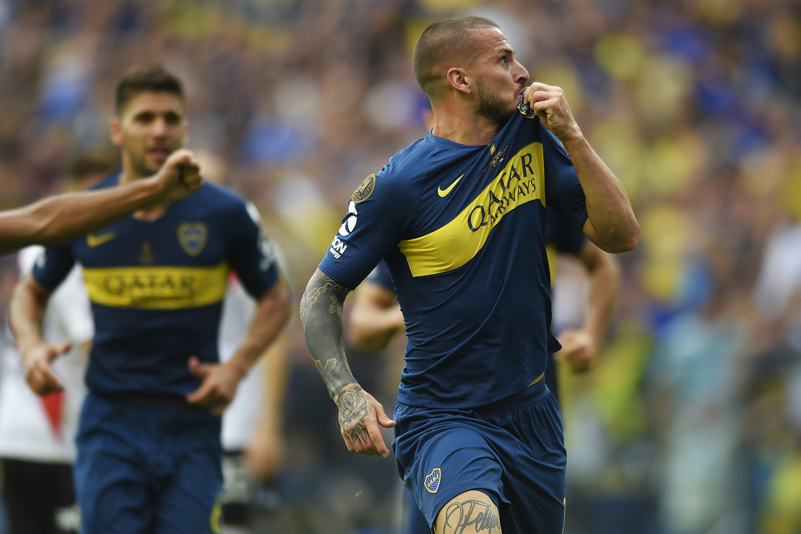 Darío Benedetto, de Boca Juniors, en festejo después de anotar el segundo gol durante el juego de ida de la final de la Copa Libertadores.