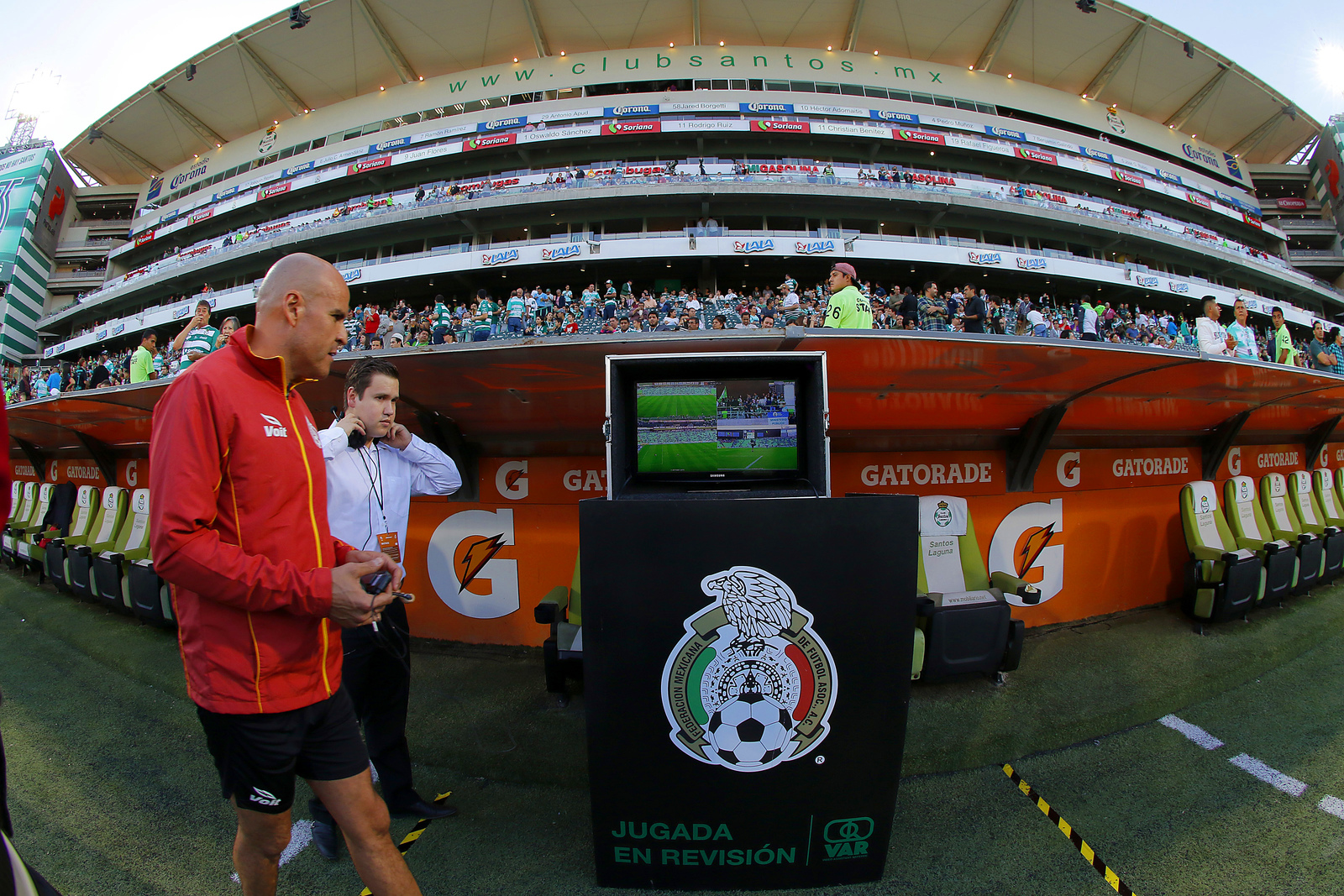 Detalle del VAR durante el juego de la jornada 14 del Torneo Apertura 2018 de la Liga Bancomer MX, en el Estadio Corona.