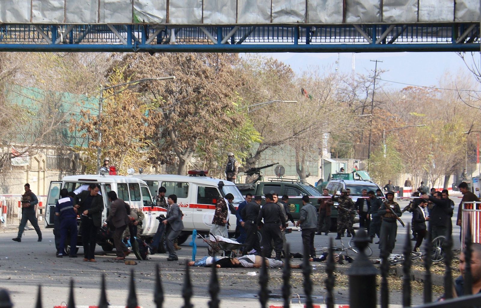 Protesta. El atentado ocurrió en medio de una protesta antigubernamental, cerca del Palacio Presidencial afgano. (EFE)