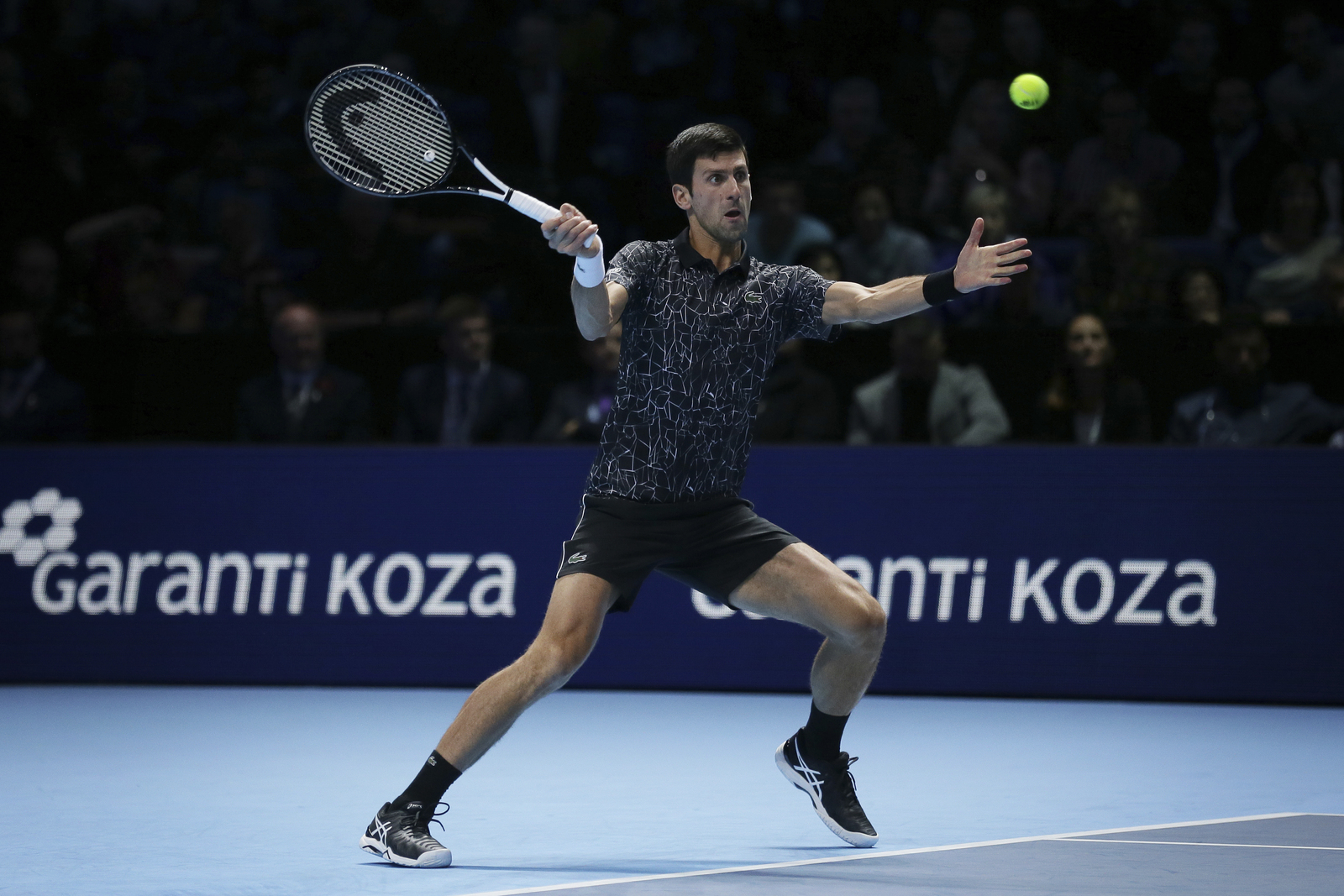 El serbio Novak Djokovic se impuso 6-4, 6-3 a John Isner en su primer juego en las Finales de la ATP.