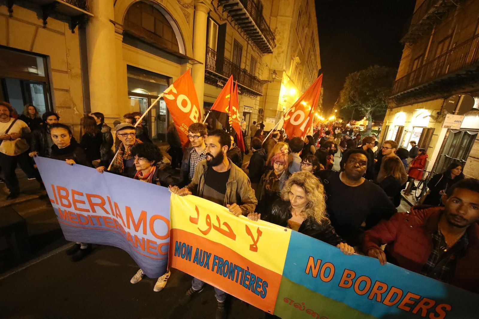 Protesta. Decenas de personas participan en una protesta contra la Conferencia internacional sobre Libia en Palermo. (EFE)