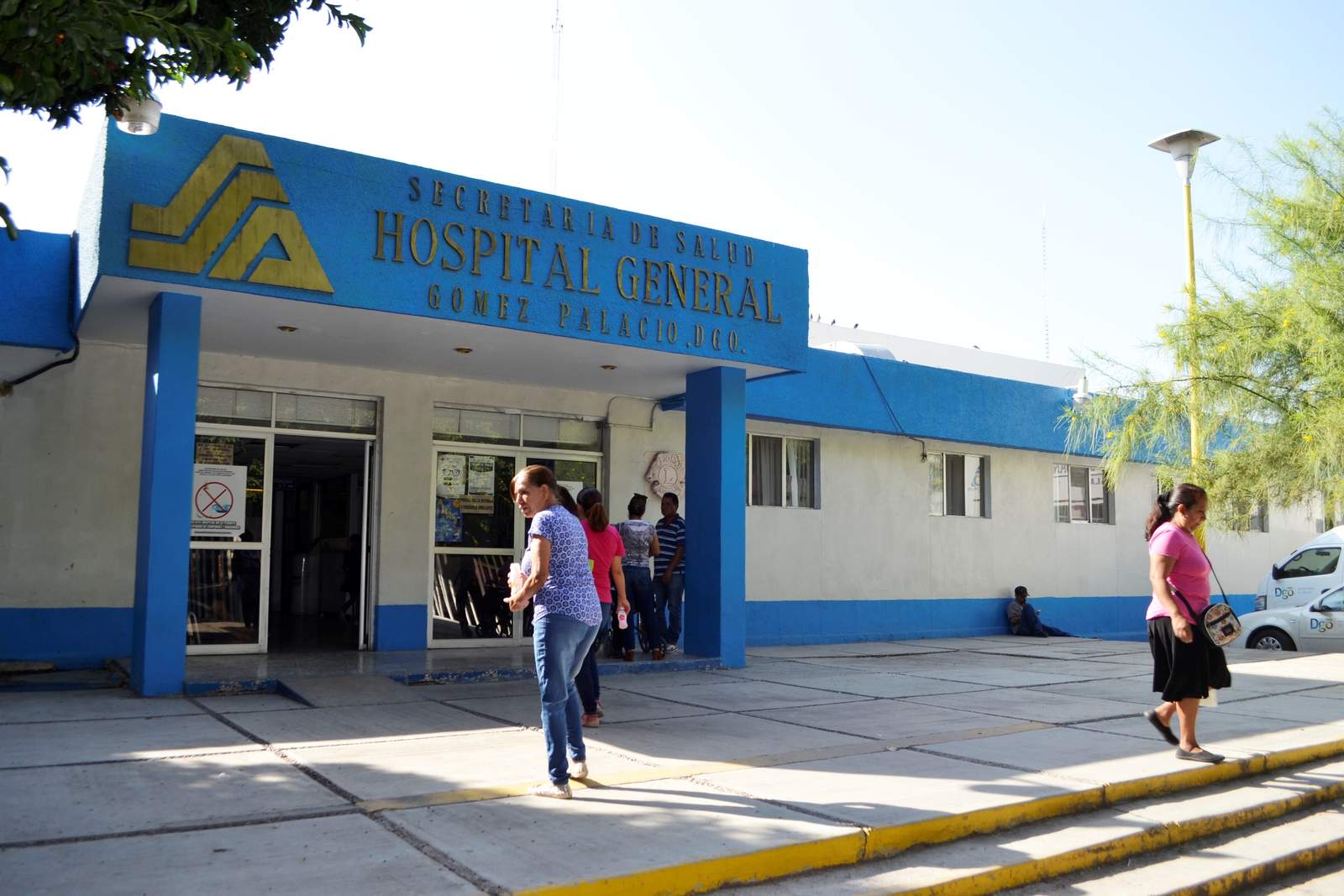 Hasta el lugar de la trifulca acudieron los paramédicos de la Cruz Roja, para auxiliar a Manuel Antonio y después lo trasladaron hasta las instalaciones del Hospital General de Gómez Palacio. (ARCHIVO) 