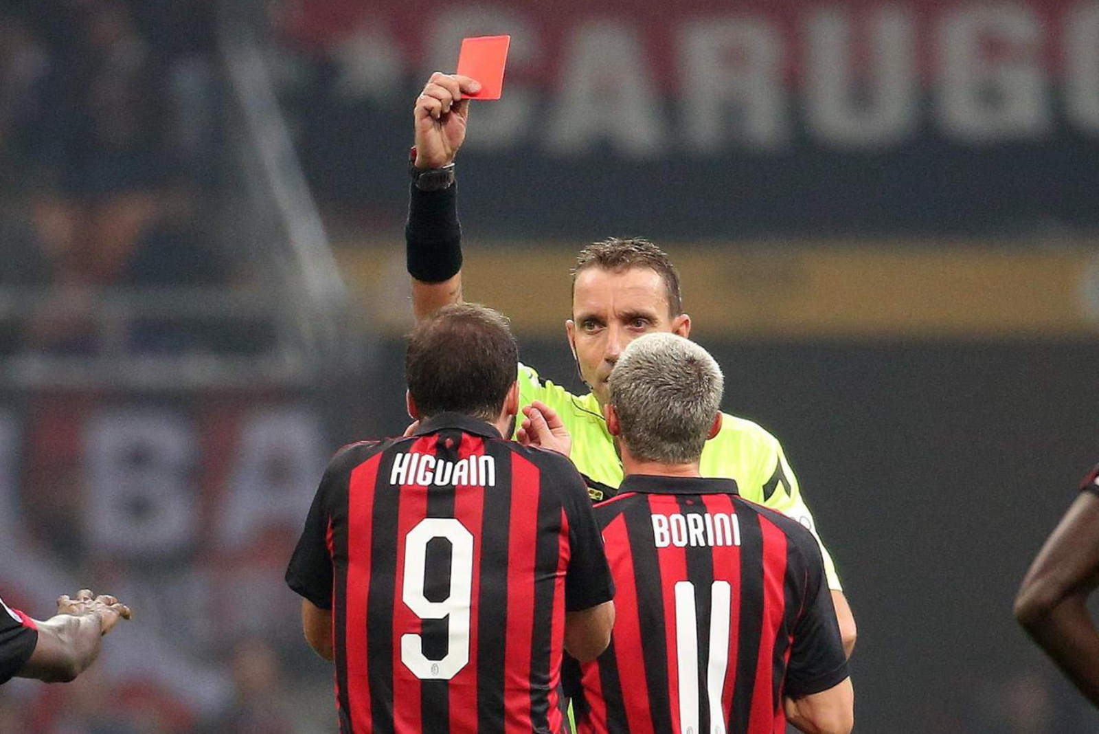 El delantero argentino vio la tarjeta roja en el minuto 38 del segundo tiempo donde su equipo, AC Milán, cayó ante Juventus.