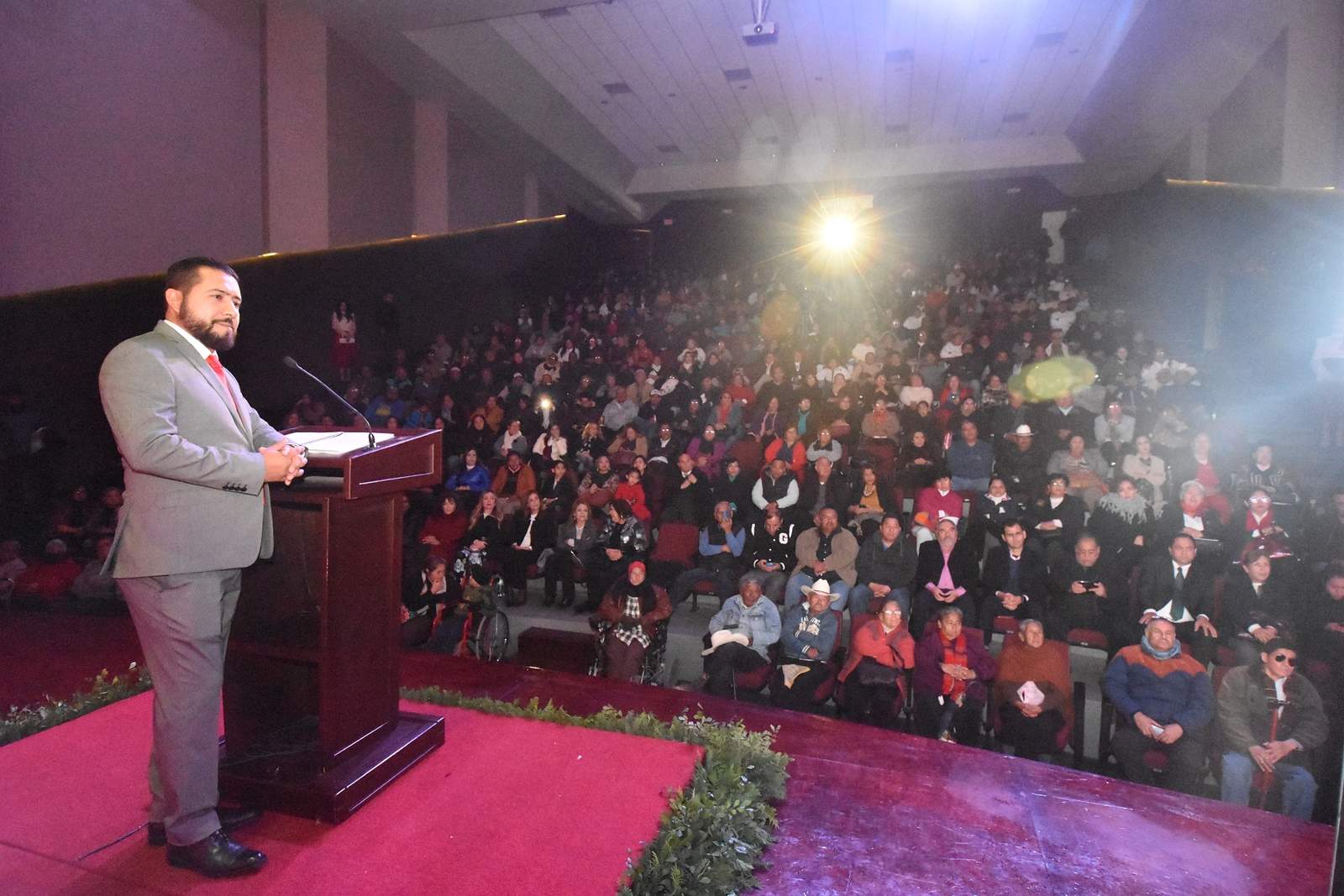 En el evento desarrollado en el Teatro Centauro de esta ciudad, el presidente honorario del DIF Municipal, hizo entrega de la glosa que contiene el estado financiero y actividades realizadas por el DIF. (EL SIGLO DE TORREÓN)