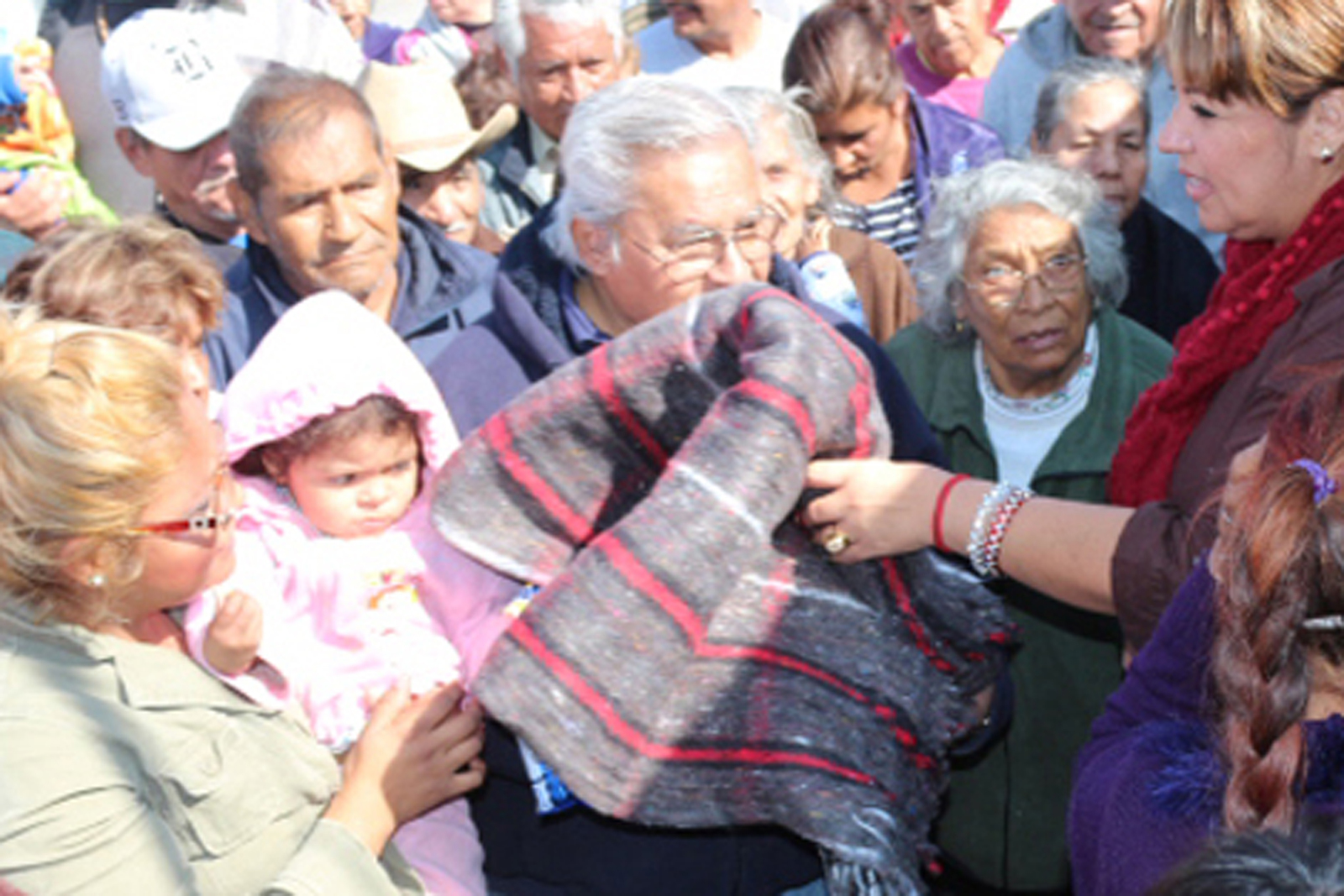 Cobertores. Se entregaron cobertores en la colonia Solidaridad; acudió la alcaldesa, Leticia Herrera Ale.