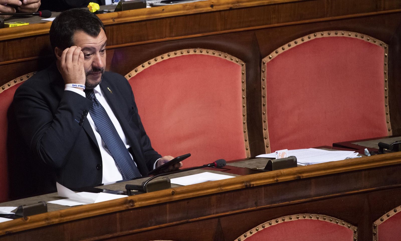 Reflexión. El ministro del Interior italiano, Matteo Salvini, asiste a una sesión en el Senado en Roma.