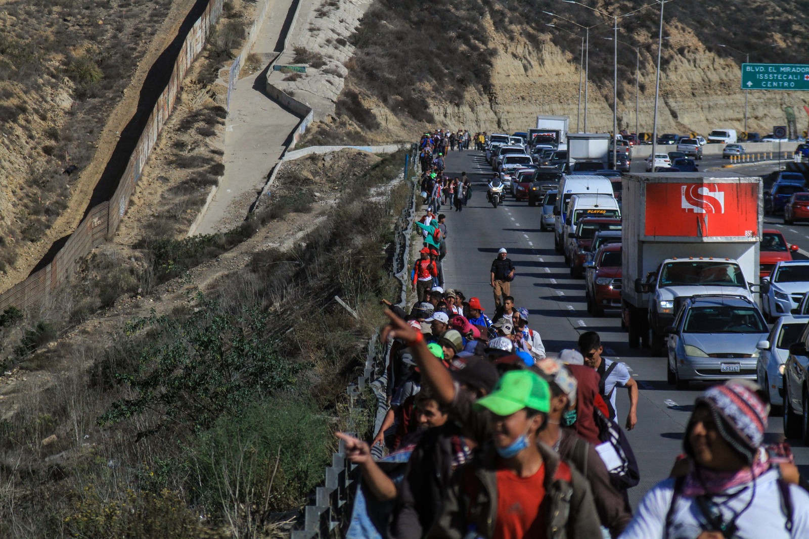 A unos pasos. Tras un mes de travesía desde Honduras, llegaron a Tijuana casi 400 migrantes. (EL UNIVERSAL)