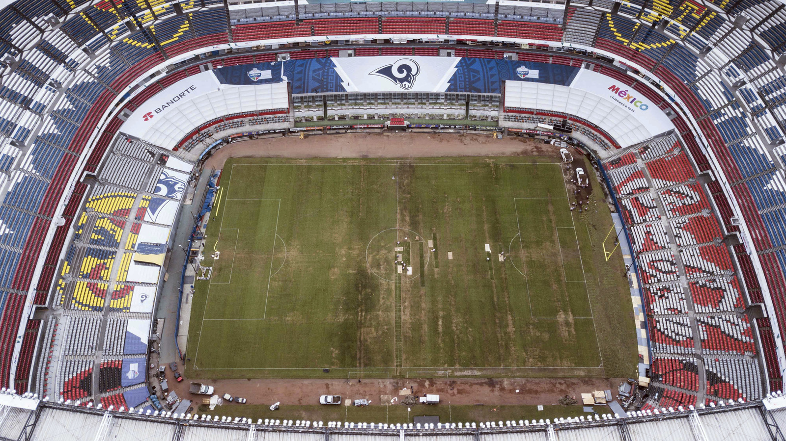 Vista área del Estadio Azteca a menos de una semana de la fecha programada para el juego de la NFL.