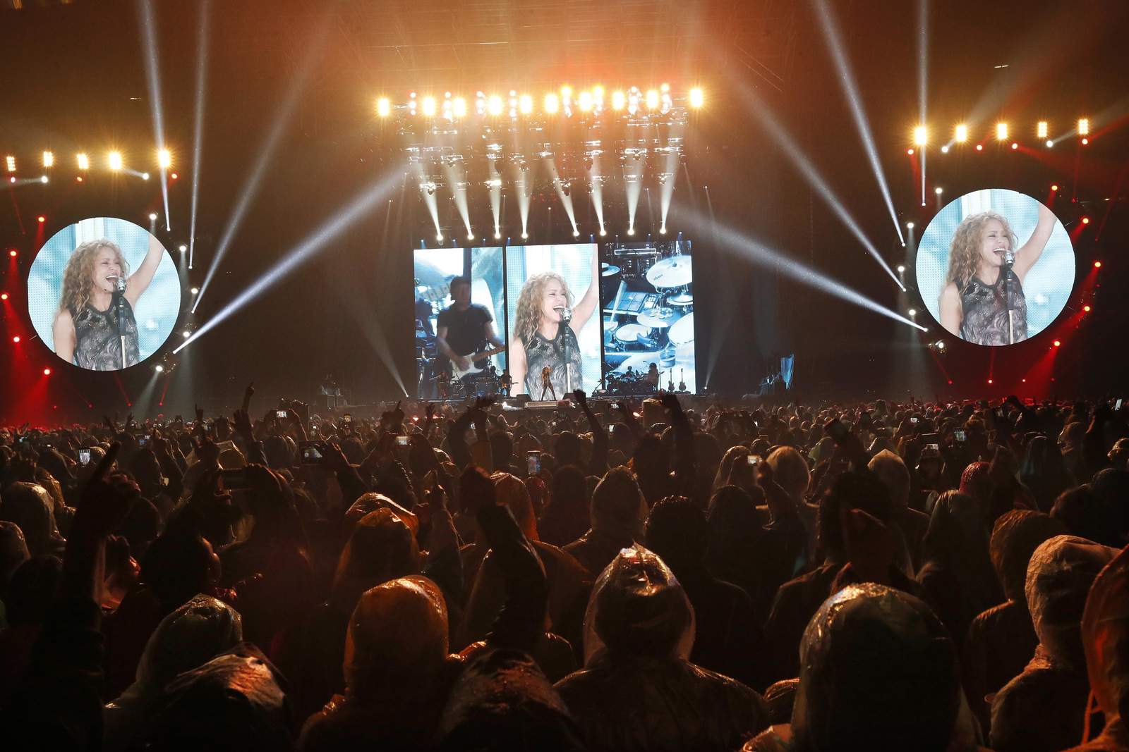 Una serie de conciertos terminaron por estropear la cancha, como el de Shakira, el 11 de octubre pasado. (AP)
