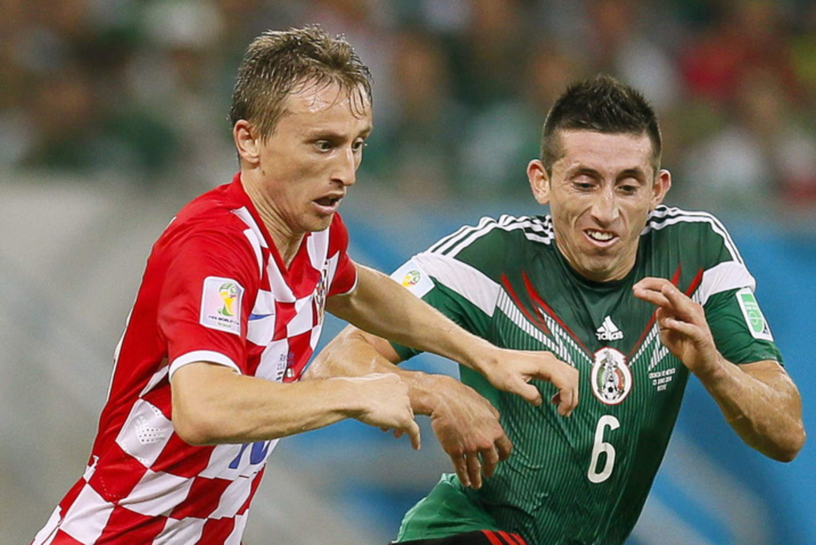 Luka Modric y Héctor Herrera se enfrentan por un balón en el Mundial de Brasil 2014 jugando para Croacia y México, respectivamente. (ARCHIVO)