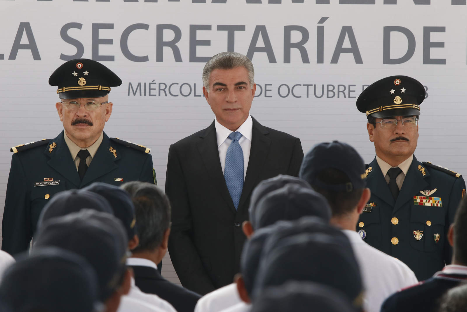 José Luis Sanchez León (izquierda), comandante de la sexta región militar, Antonio Gali Fayad, gobernador de Puebla, Raúl Gámez Segovia, comandante de la XXV Zona militar, durante una ceremonia de destrucción de armamento decomisado a grupos delictivos. (ARCHIVO)