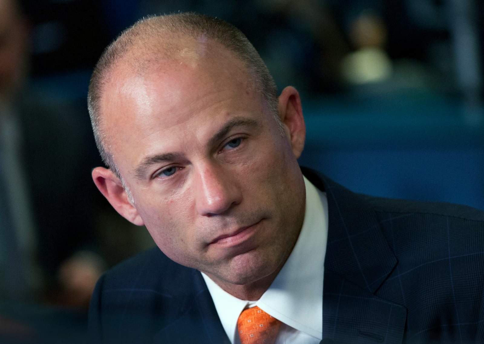 La revista TMZ publicó, citando a fuentes policiales, que Avenatti fue arrestado el miércoles después de que su mujer, de quien está separado, presentó una denuncia contra él en una comisaria de Los Ángeles (California, EU). (ARCHIVO)