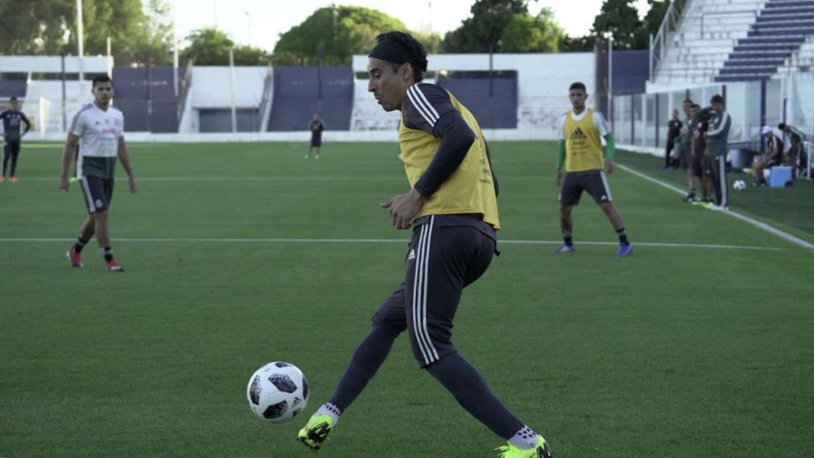 Guillermo Ochoa golpea el balón durante el segundo entrenamiento de ayer de la Selección Mexicana.