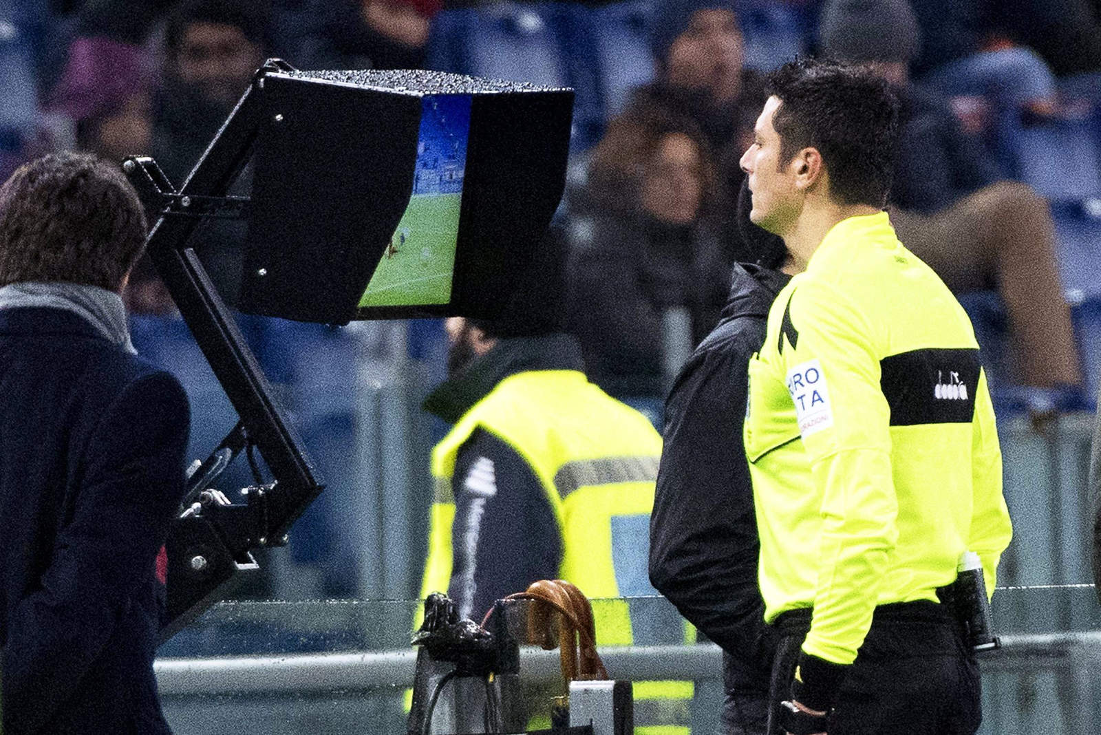 Ligas como la italiana o la alemana ya cuentan con el uso del Video Assistant Referee, VAR. (ACHIVO)