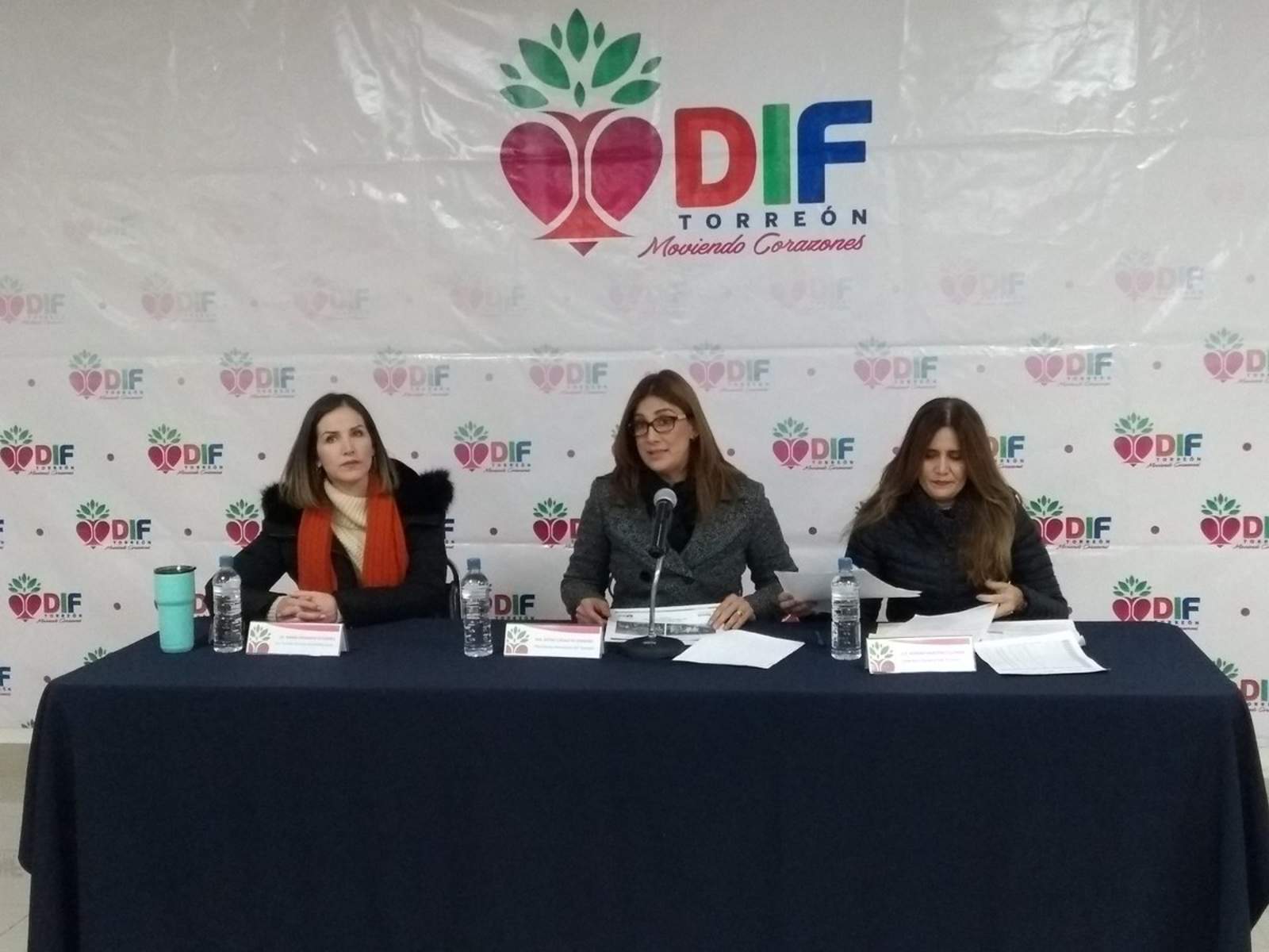En la presentación del informe, Casale de Zermeño estuvo acompañada de Aurora Martínez, directora general del DIF y de María Fernanda Gutiérrez, encargada de despacho de la Dirección de Cohesión Social en dicha dependencia. (ARCHIVO) 

