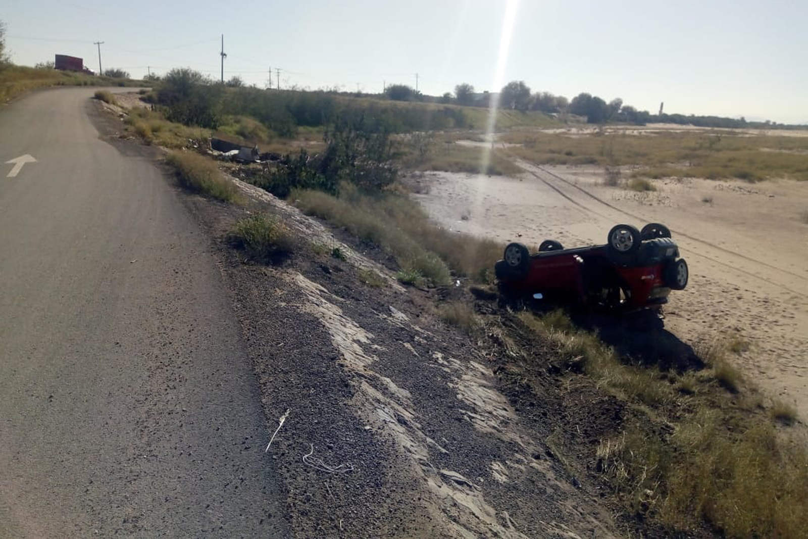 Accidente. La volcadura y salida de la carretera ocurrió en carretera estatal, a la altura del ejido El Coyote, de Matamoros. (EL SIGLO DE TORREÓN)