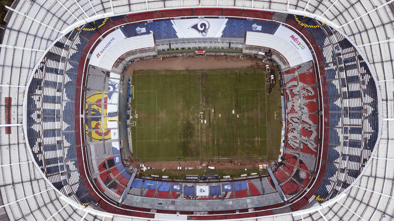 La foto desde el aire muestra el mal estado del césped del Estadio Azteca.
