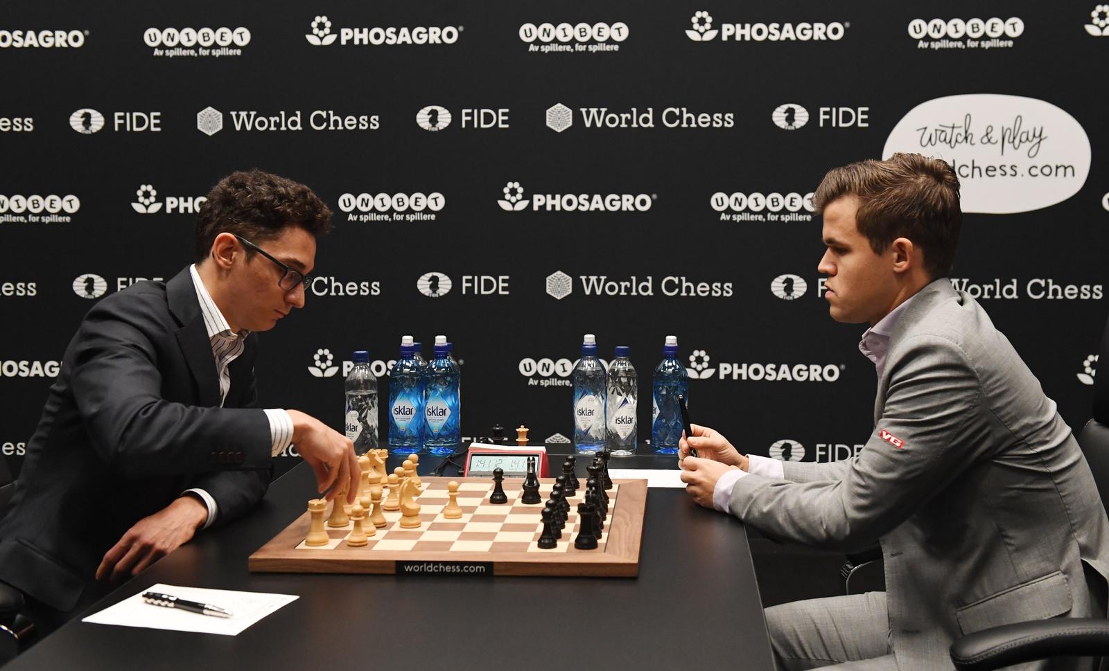 El noruego Magnus Carlsen (d), campeón mundial de ajedrez, se enfrentaba ayer al aspirante al título, el estadounidense Fabiano Caruana (i), en la quinta partida del Mundial de Ajedrez que se celebra en Londres.