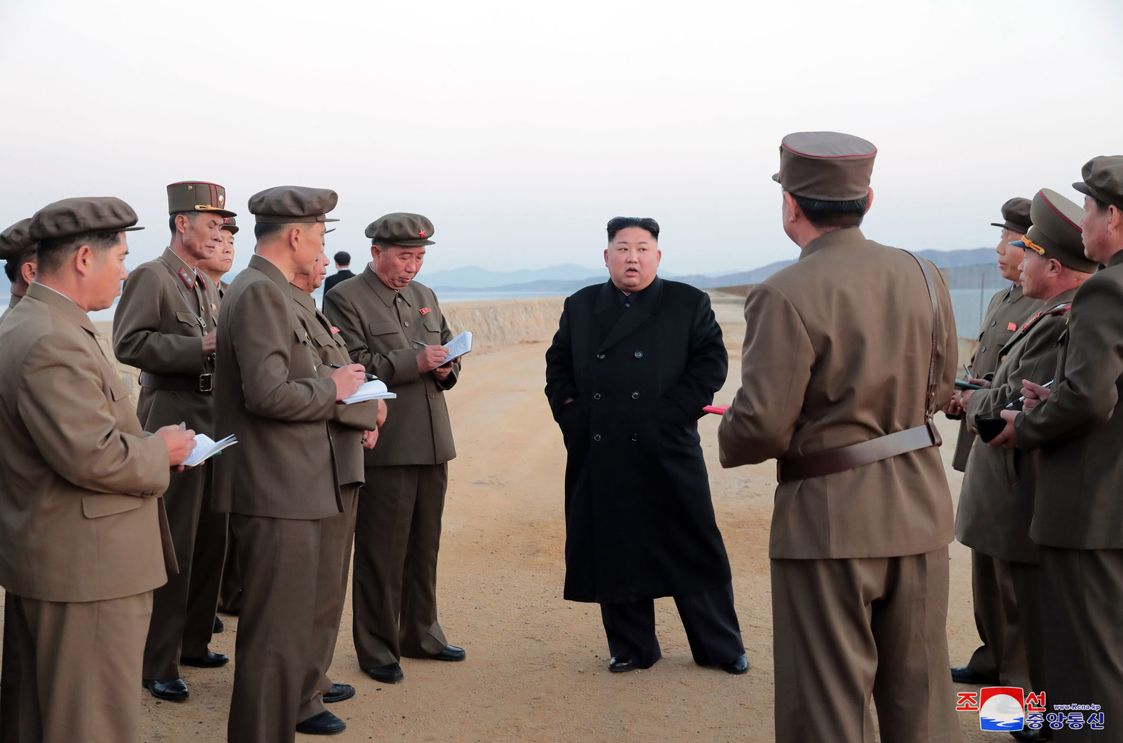 Visita. Según medio norcoreano, Kim Jong-un, ha visitado un lugar de pruebas para revisar arma 'de última generación'. (AP)