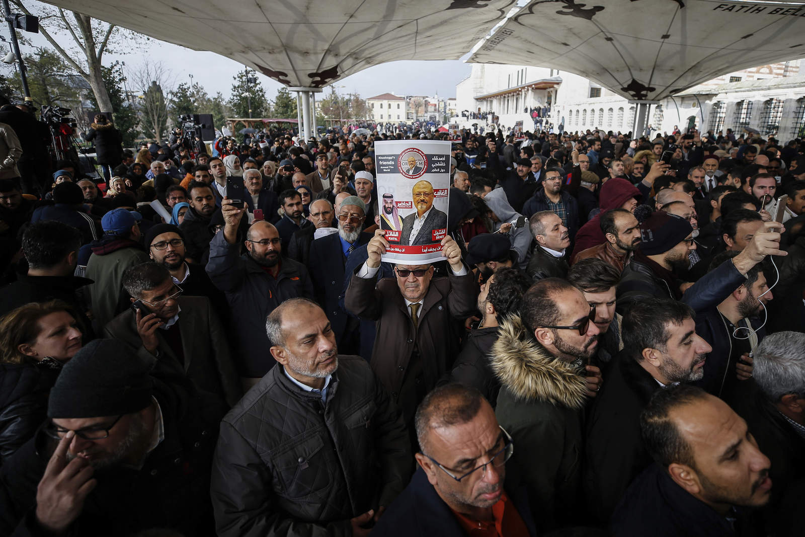 Celebraron en una céntrica mezquita de Estambul en su honor un funeral simbólico y sin ataúd. (AP)
