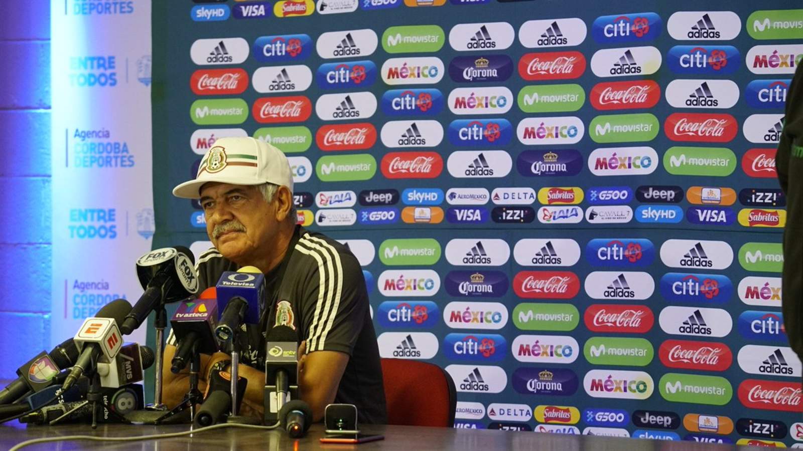 Ricardo Ferretti, técnico interino de la Selección Mexicana, durante la rueda de prensa ayer en tierras argentinas. (Especial)