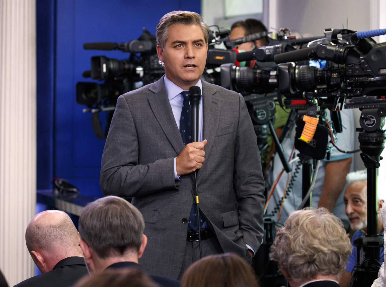 Juez ordena a Casa Blanca devolver acreditación a periodista de CNN