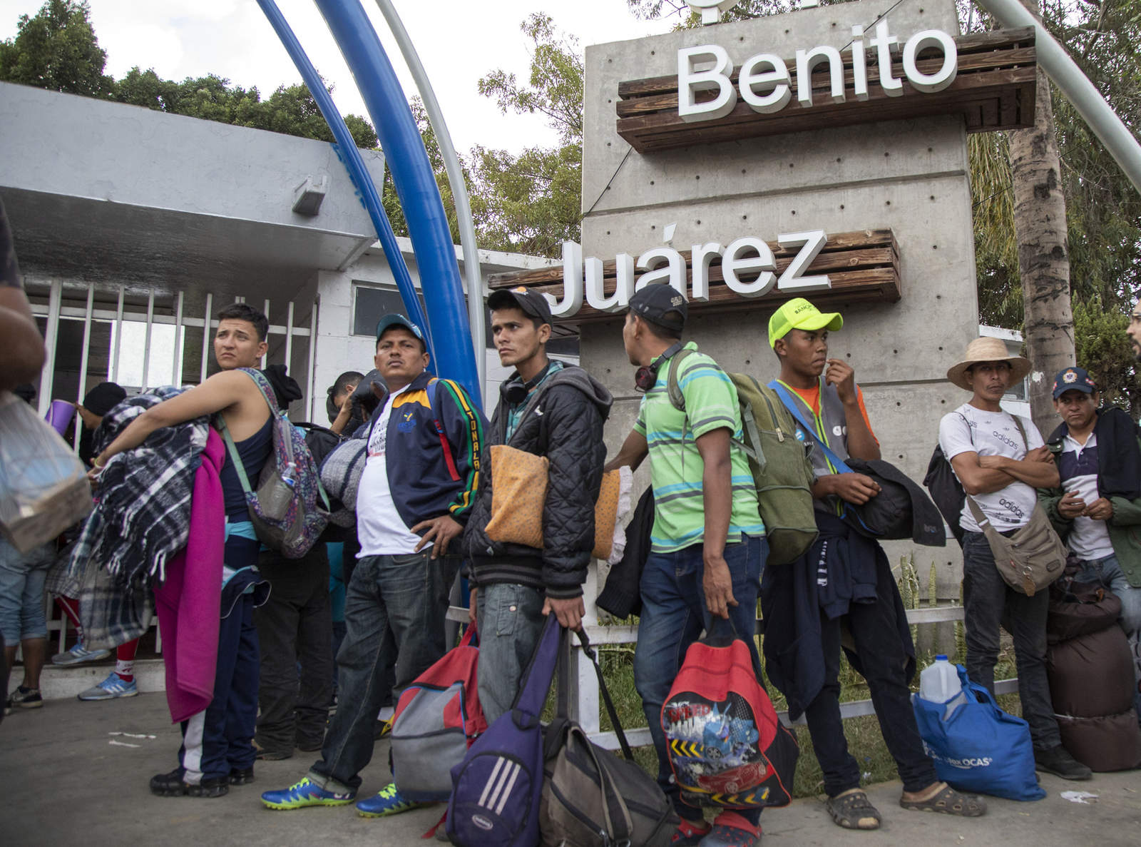 Muy temprano salió del albergue en el estadio Jesús Martínez 'Palillo', la segunda caravana de migrantes hacia Querétaro, para continuar su camino a Estados Unidos. (ARCHIVO)