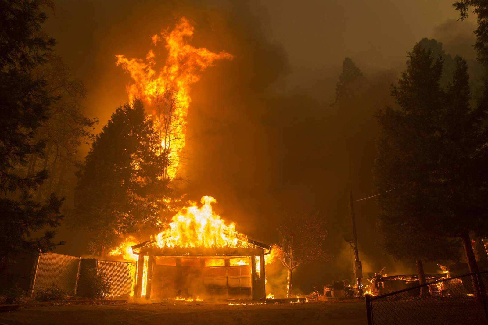 Los otros tres fallecidos se produjeron en el 'Woolsey Fire', que quema también desde hace más de una semana en el sur del estado, cerca de Los Ángeles. (ARCHIVO)