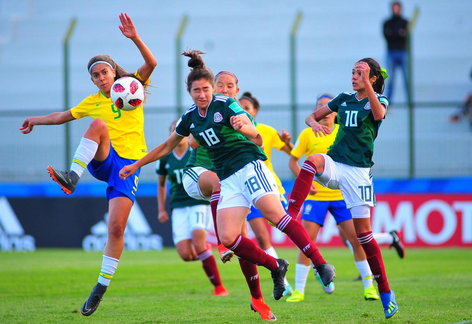 Jheniffer (i), de Brasil, lucha por el balón con Silvana Flores (d), de México, durante un partido de la Copa Mundial Femenina Sub-17.