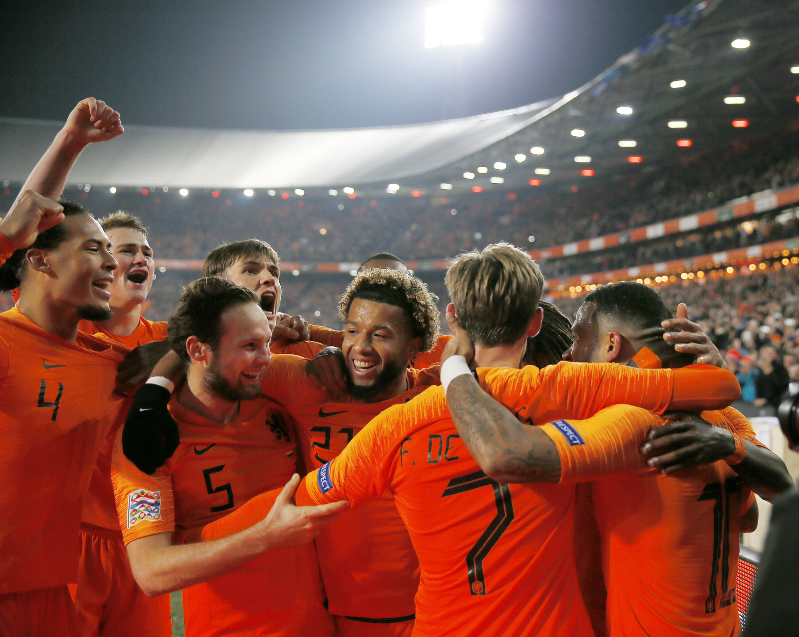 Los jugadores de Holanda festejan la victoria 2-0 ante Francia en la Liga de las Naciones de la UEFA en Rotterdam, Holanda.