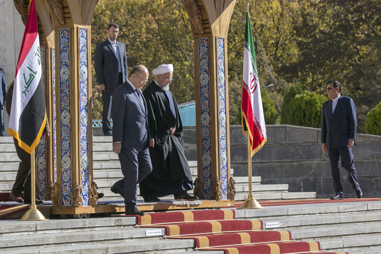 Ambos mandatarios ofrecieron una conferencia de prensa conjunta después de sostener conversaciones este sábado en Teherán, la capital iraní, donde Salih cumplió su primera visita oficial desde que asumió la presidencia de Irak, el mes pasado. (AP)