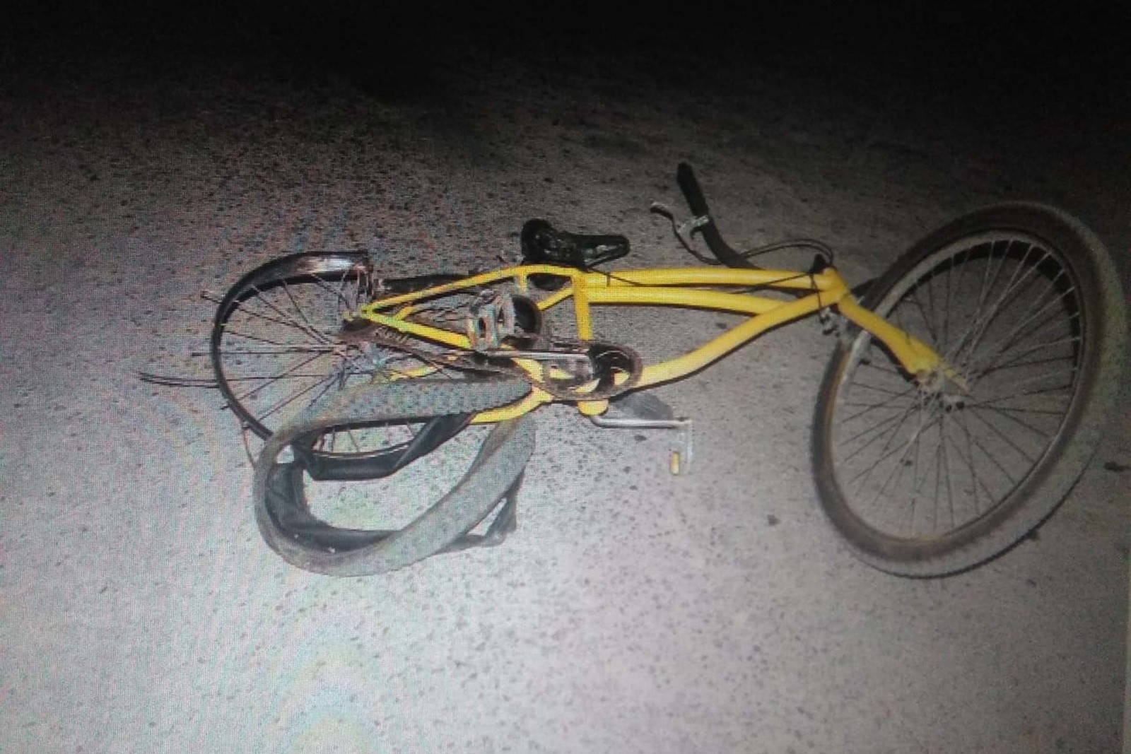 Destrozada. El hoy fallecido viajaba a bordo de una bicicleta de montaña color amarillo. (EL SIGLO DE TORREÓN)  