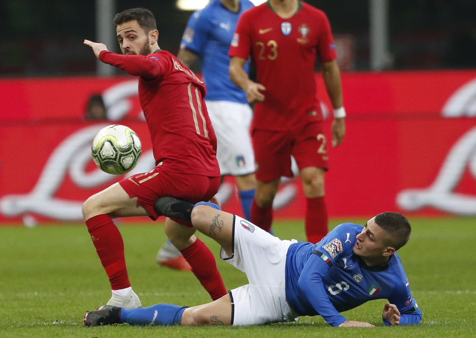 El portugués Bernardo Silva (izquierda) y el italiano Marco Verratti pugnan por un balón en el partido de la Liga de las Naciones de la UEFA en el estadio San Siro de Milán.
