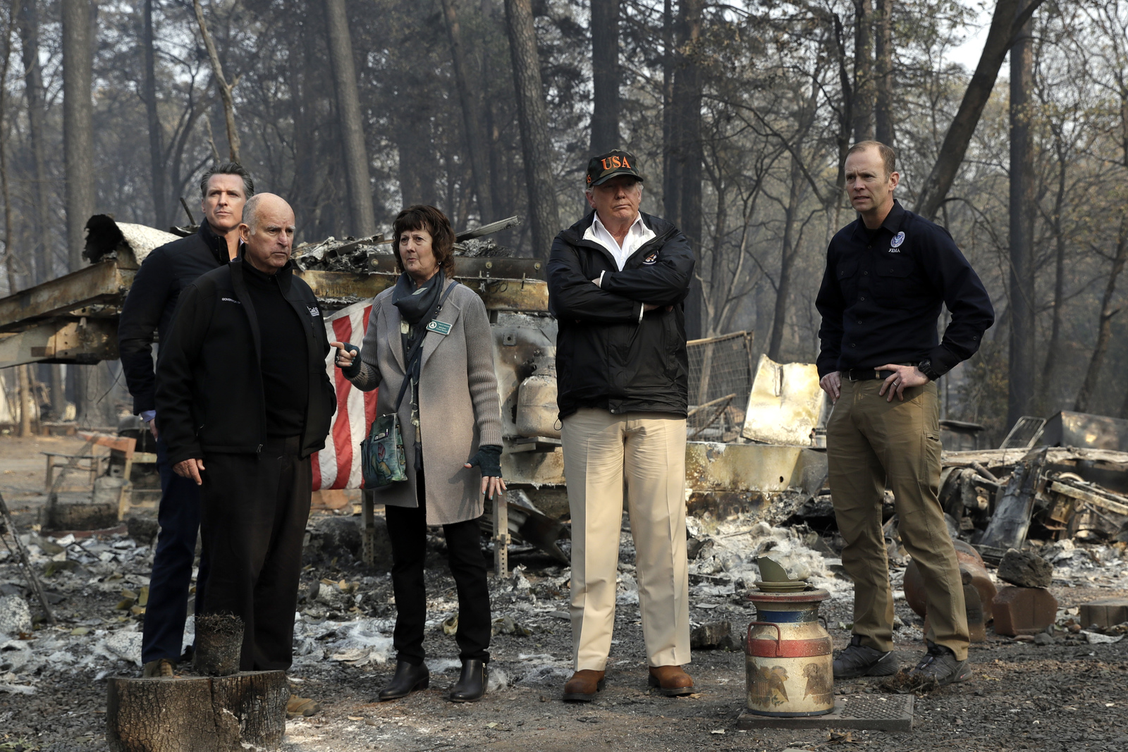 Experiencia. Desde las cenizas de un parque de casas rodantes, el presidente Donald Trump dijo haber visitado hasta el centro del incendio forestal que dejo decenas de muertos en California para conocer la magnitud de la devastación en la zona.
