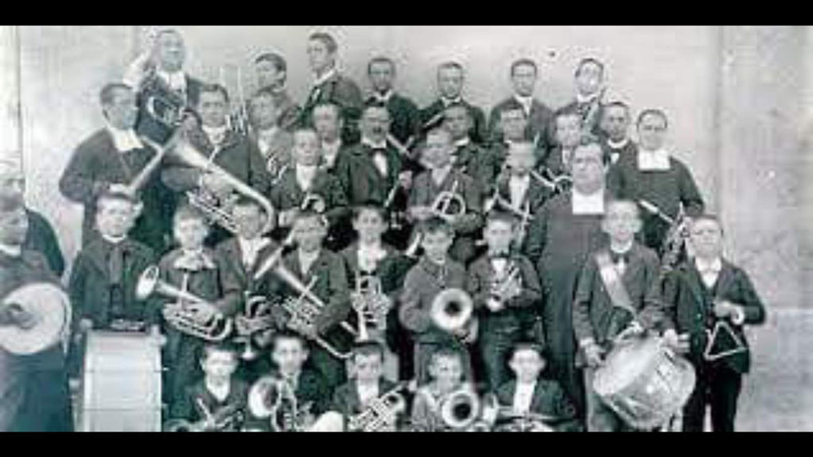 Primera orquesta y grupo Coral del Instituto Francés de La Laguna en sus primeros años.
