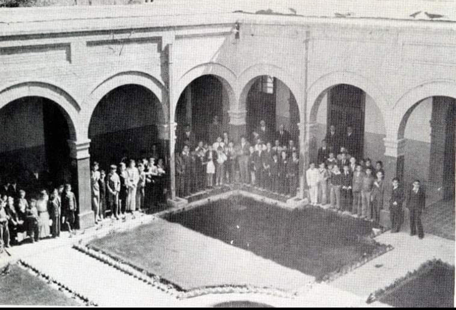 Patio central de la finca de los Hermanos Lasallistas, con alumnos reunidos (antigua casa de Don Luis Paparelli).
