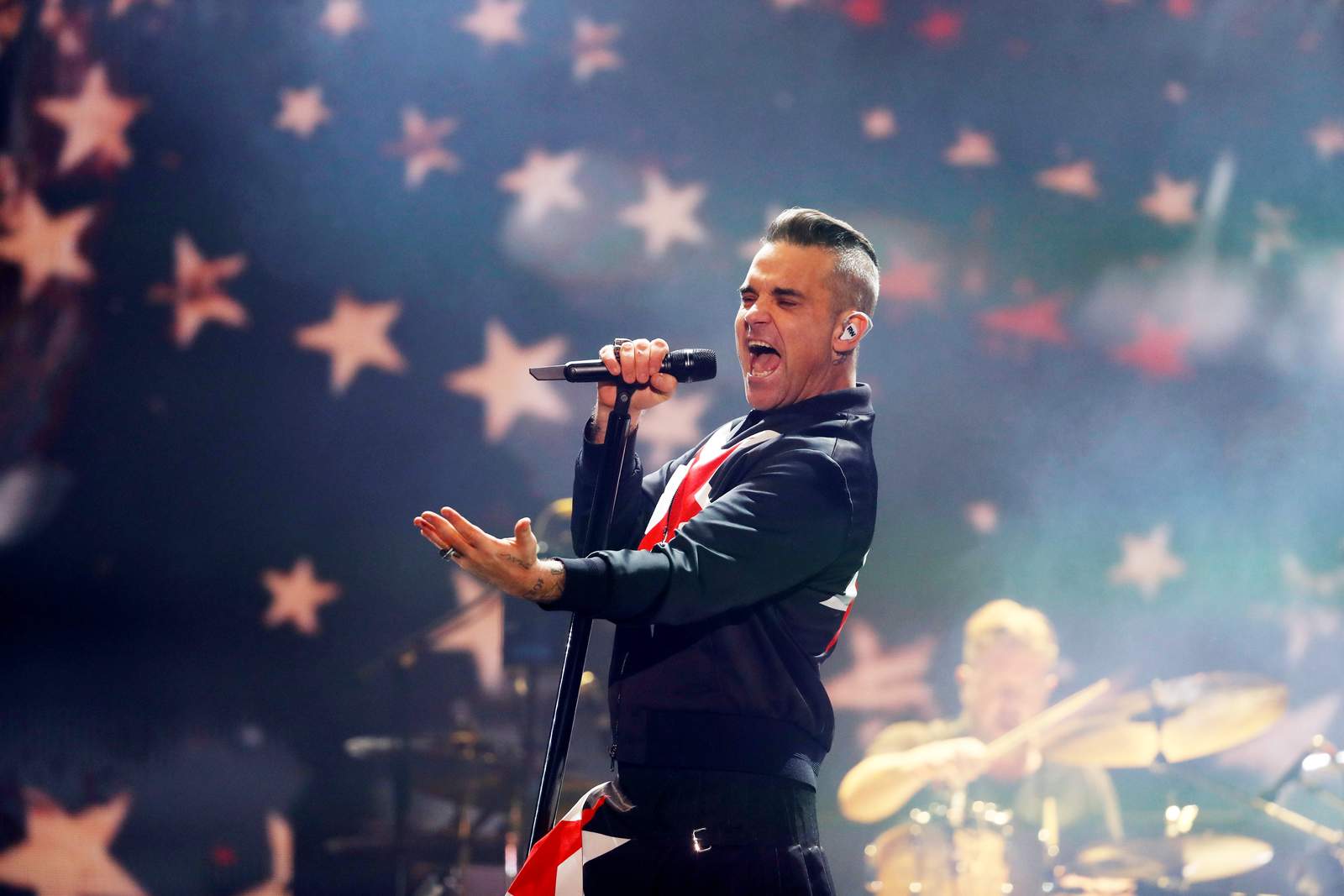 Robbie Williams emocionó a miles en el primer día del Corona Capital. (AP) 