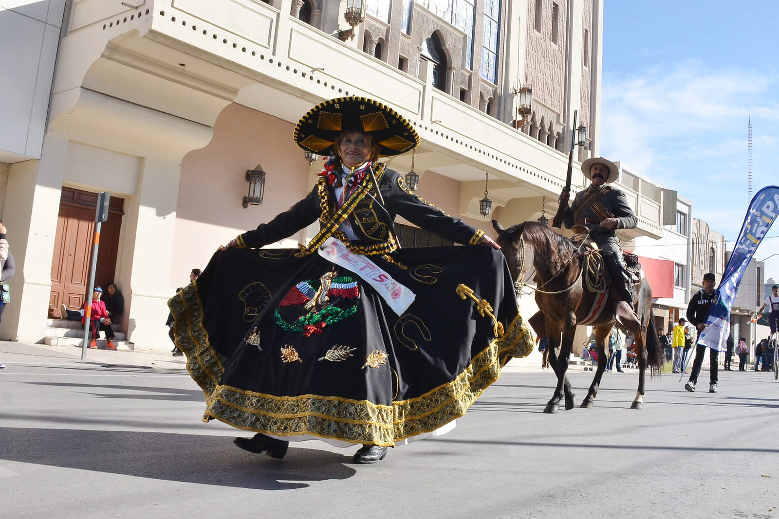 Laguneros celebraron el aniversario de la Revolución Mexicana.  (FERNANDO COMPEÁN) 