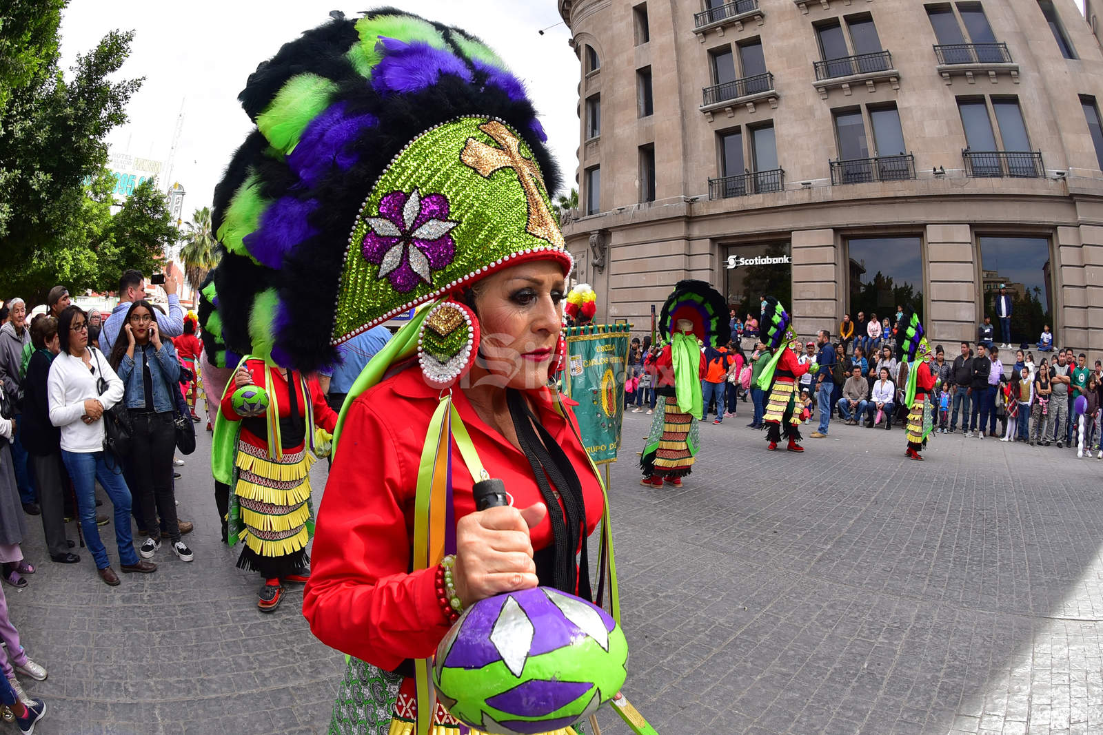 El numeroso contingente de danzantes de diversos estilos, partió de la Alameda Zaragoza rumbo a la parroquia de Nuestra Señora de Guadalupe, en el Centro de la ciudad. (ERNESTO RAMÍREZ) 