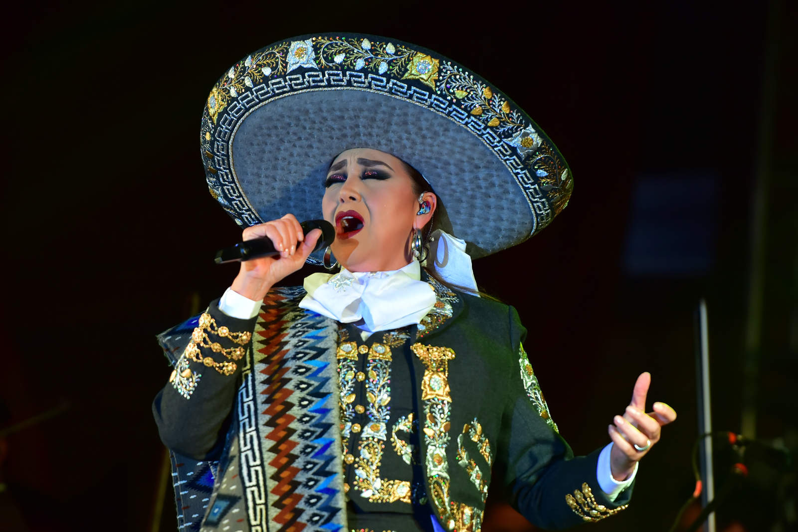 Con la presentación de la cantante Aída Cuevas, la ciudad cerró con broche las actividades alusivas a su aniversario.
