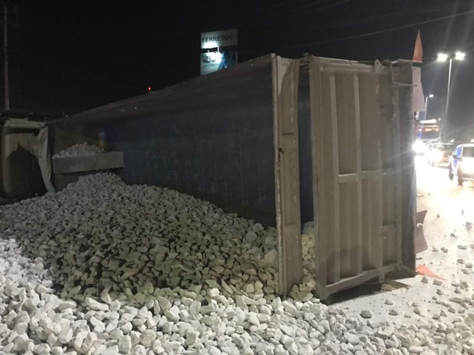 Choca y vulca tracto camión cargado con piedra en Perifércio de Torreón