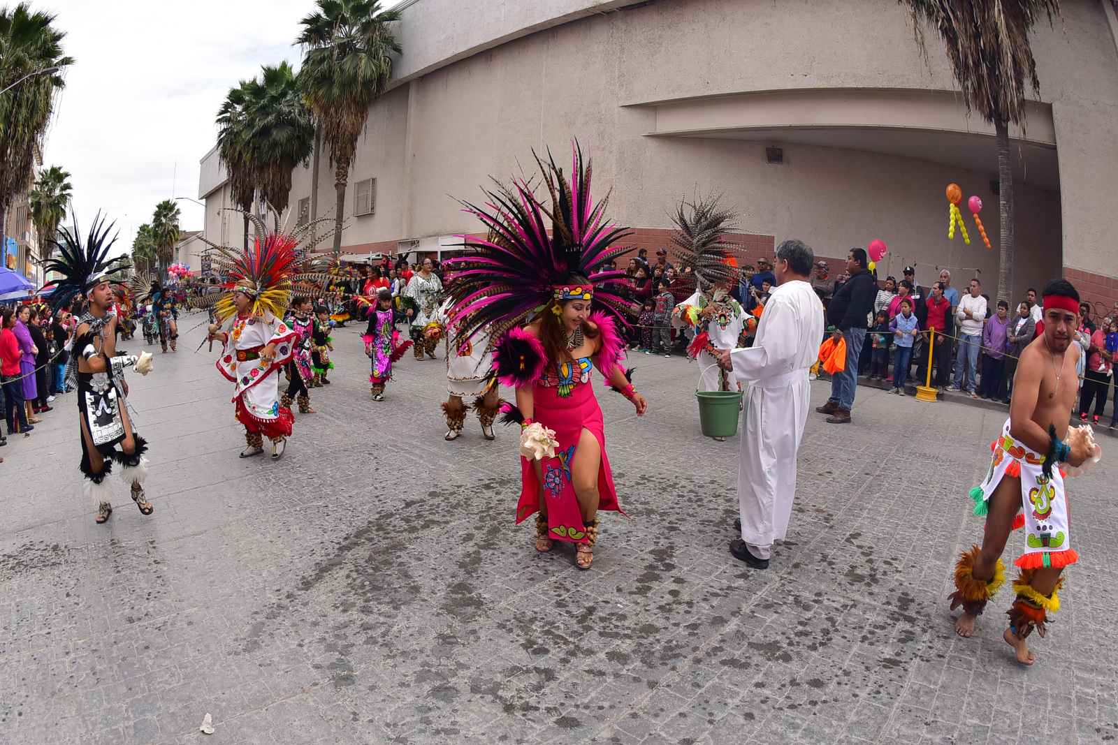Guadalupanos. Con la bendición de las danzas, inicia formalmente la temporada de peregrinaciones en Torreón. (ERNESTO RAMÍREZ)