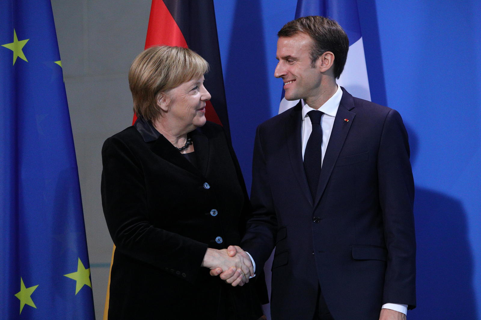 Fortalecen unidad. Angela Merkel y Emmanuel Macron prometen asumir más responsabilidad en el continente europeo.