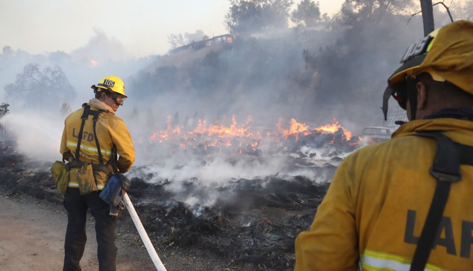 Sin rendirse. En las últimas horas los bomberos de California han visto cómo el fuerte viento les dificultaba las tareas de extinción.